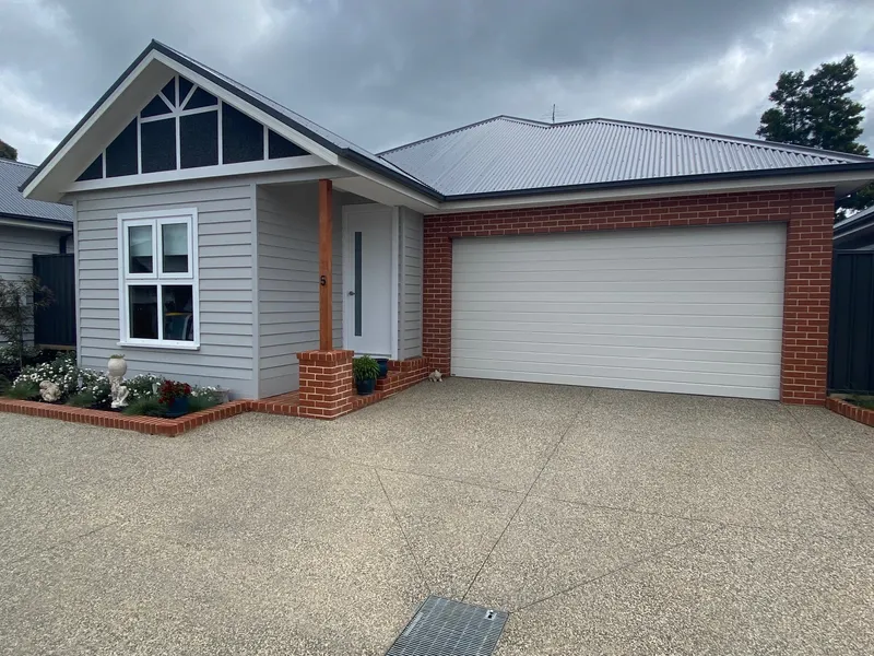 Luxurious Townhouse For Lease That Is Perfectly Positioned