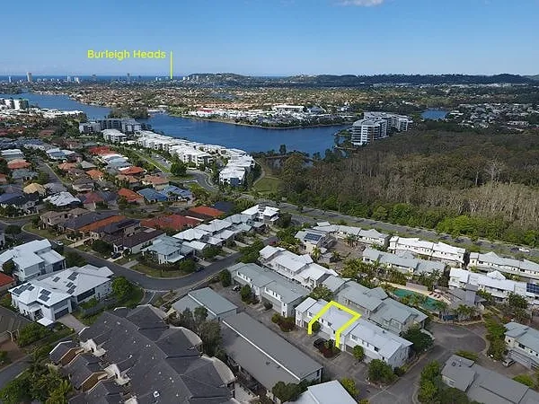 SPACIOUS FAMILY TOWNHOUSE IN VARSITY COLLEGE PRIMARY AND SECONDARY SCHOOL CATCHMENT AREA