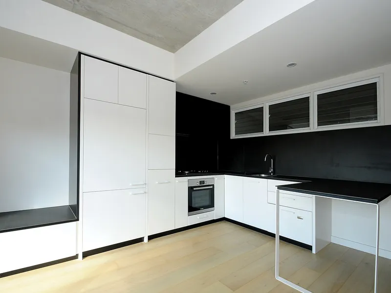 LIGHT & BRIGHT CENTRAL LIVING