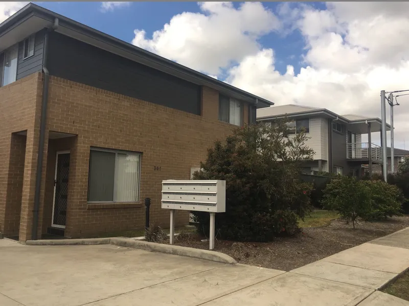 Furnished 3 Bedroom Townhouse - Close to Uni and Shops