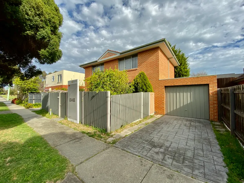 THREE BEDROOM TOWNHOUSE WITH STREET FRONTAGE OF A HOUSE! | HODGES CAULFIELD