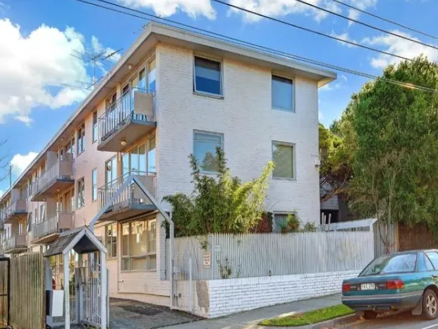 Good quality 2nd floor with a split system air conditioner