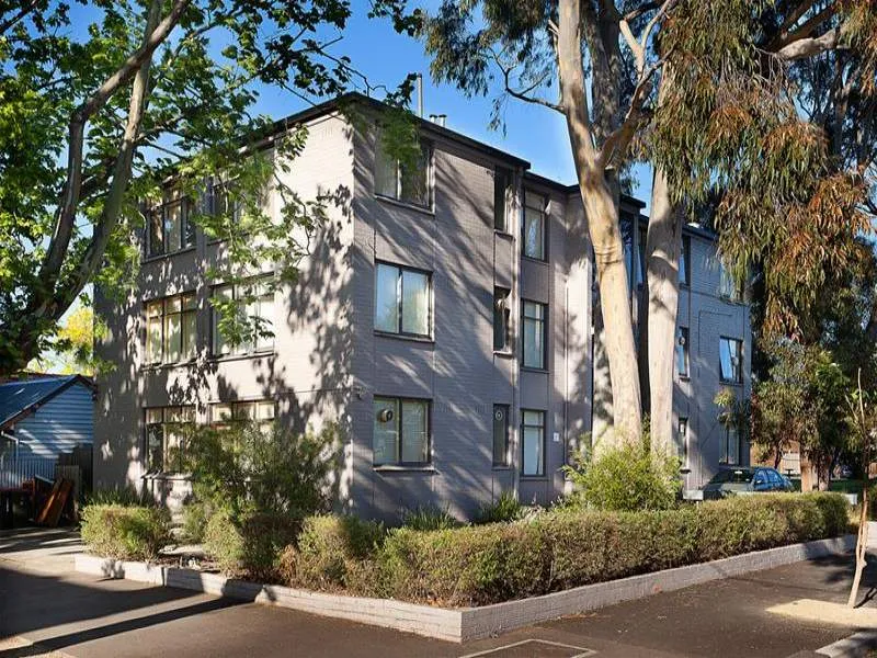 GROUND FLOOR LIVING IN PRIME LOCATION!