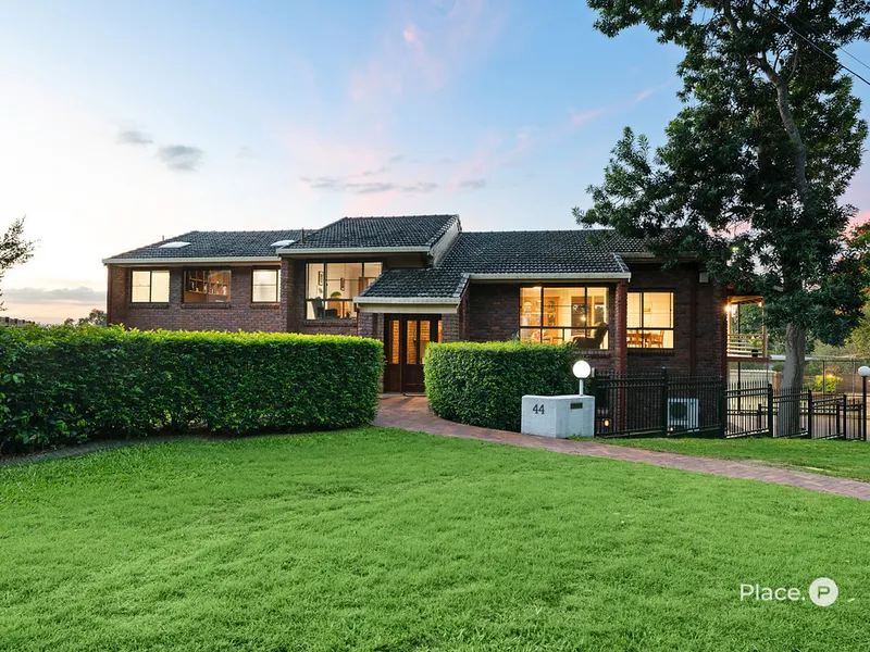 Family Retreat with a Tennis Court Opposite Toohey Forest