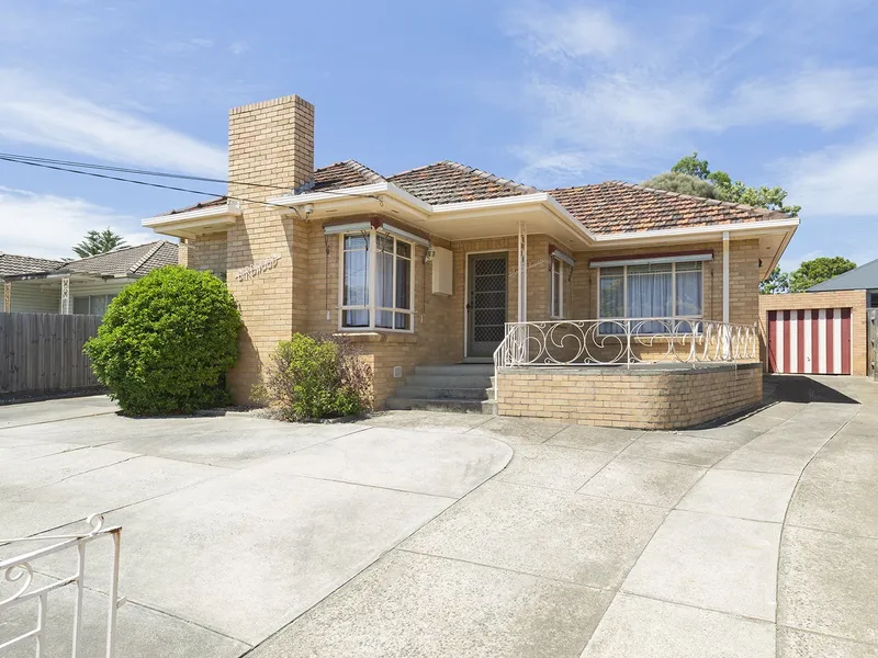 Classic Charm and Immaculately Presented!!