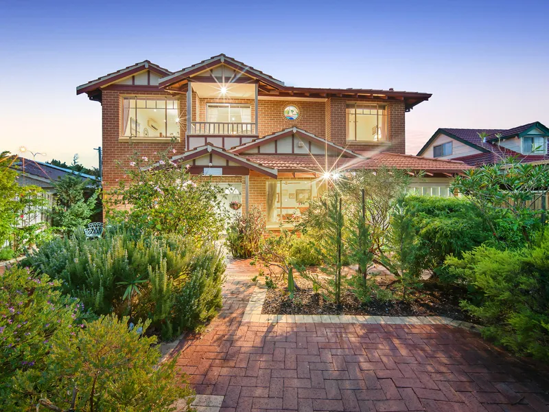 BEACH RESORT LIKE LIVING AT THE END OF A CUL DE SAC