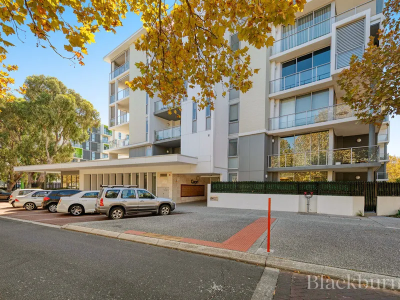 LARGE COURTYARD, STREET ACCESS & SECURE PARKING