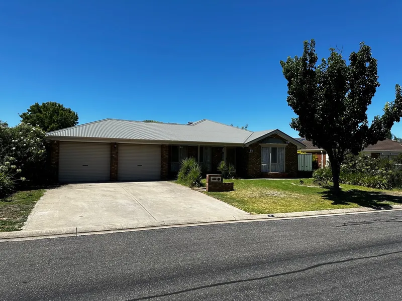 LARGE, SPACIOUS FAMILY LIVING - 4 BEDROOMS, 2 LARGE LIVING AREAS !!