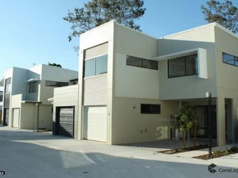 Immaculate and Modern Terrace Home - Walk to Westfield - Helensvale