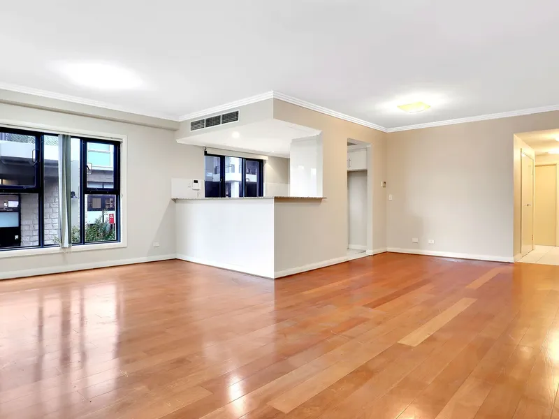 Spacious 3 Bedroom Within Minutes to Shops & Transport