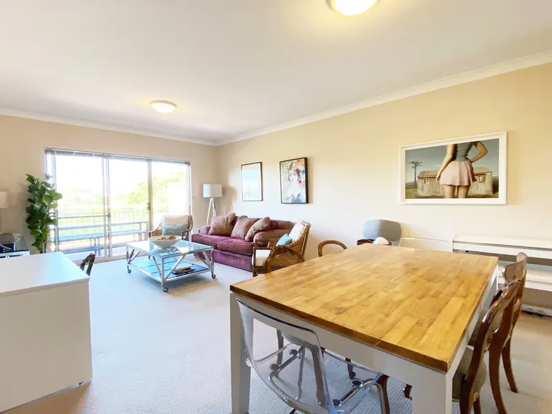 FANTASTIC MODERN & SPACIOUS 3BR, 2 BATH APARTMENT- GREAT LOCATION