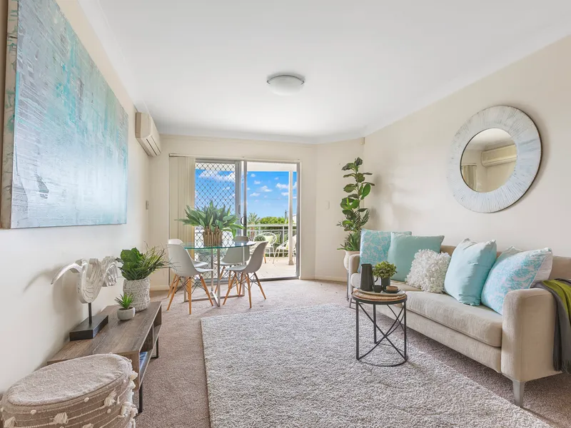 Crisp coastal style in a superb location