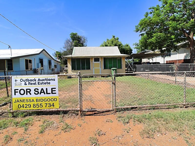 Cute Cottage Skipping Distance to Town!
