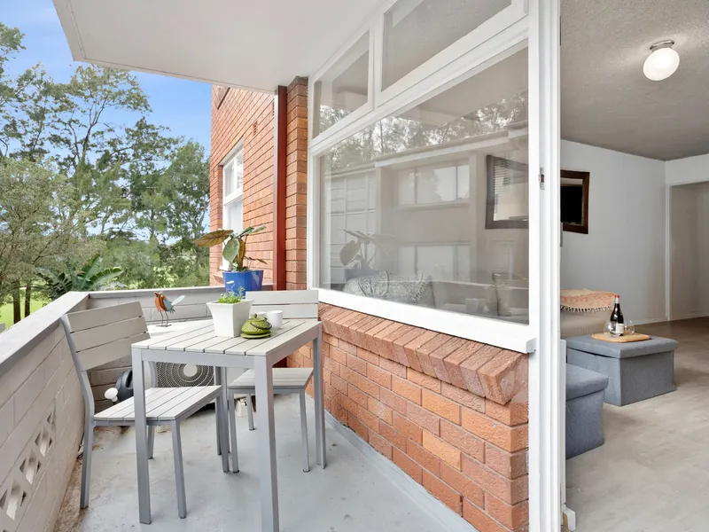 Modern North Facing Retreat In A Convenient Park-Side Setting