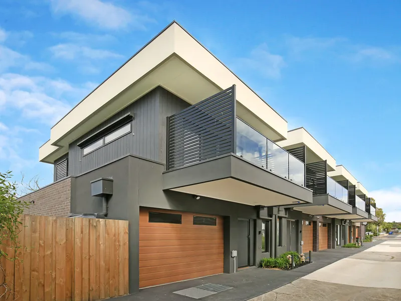 STYLISH LOW MAINTENANCE HOME WALKING DISTANCE TO TRAIN STATION