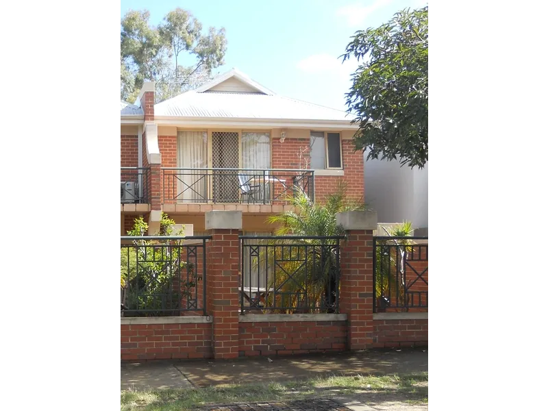 2 level home in heart of Shenton Park
