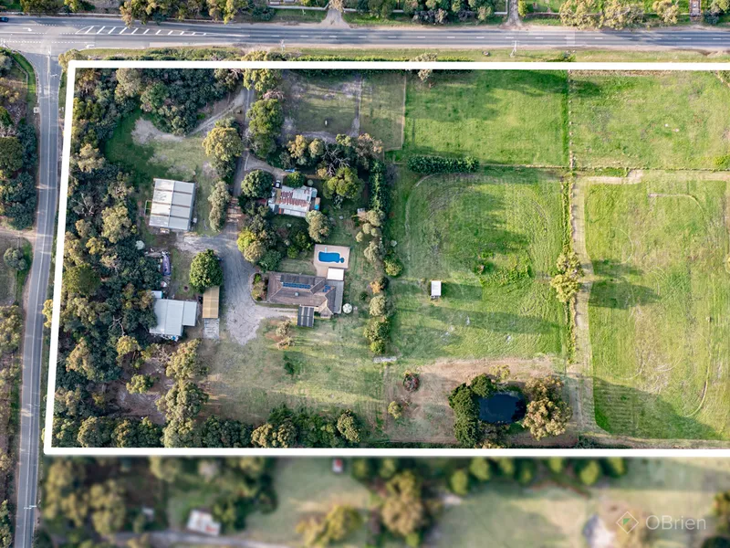 Idyllic poolside living with income producing cottage plus 2 factories approx. 5000square foot 