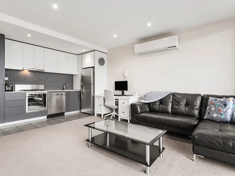 Sleek and Light-filled Urban Edge