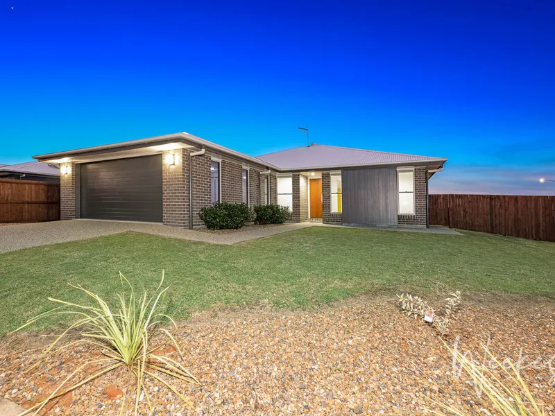 Modern 4 Bedroom, 2 Bathroom, Airconditioned with Lawn Mowing included