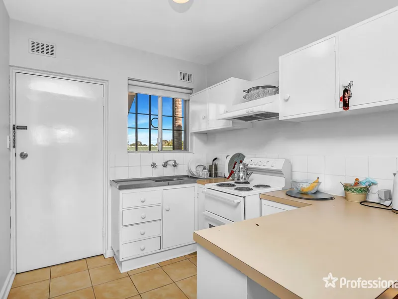 2 Bedroom Apartment on the Café Strip
