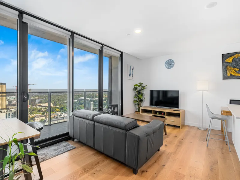 Luxury city-view apartment available in CBD!