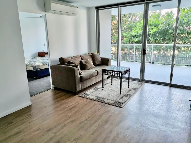 Lakefront Apartment in Varsity Lakes