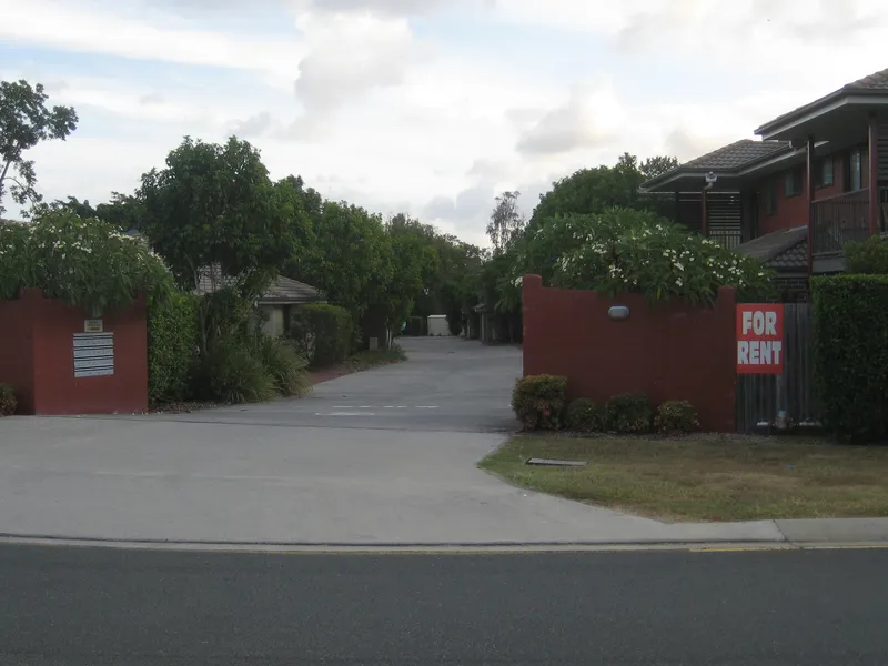 IMPRESSIVE THREE BEDROOM TWO STORY TOWNHOUSE - GREAT LOCATION IN KALLANGUR