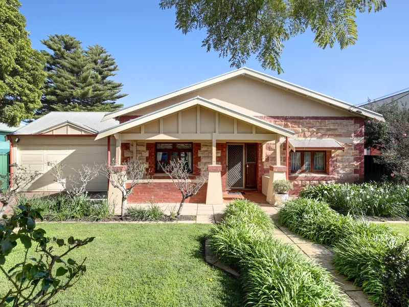Stone Fronted Bungalow Offering Timeless Appeal set on 919 sqm Allotment Offering 4 Bedrooms Formal Plus Informal Living – Resort Style Pool