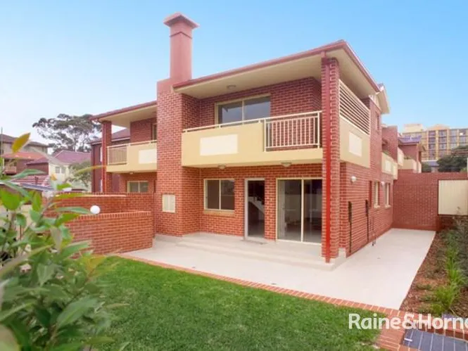 Three Bedroom Townhouse with Spacious Outdoor Area