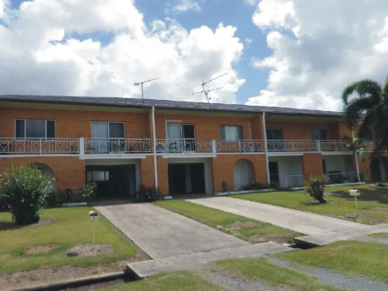 SET OF 3 FLATS ON CORNER BLOCK CLOSE TO CENTRE OF TOWN !