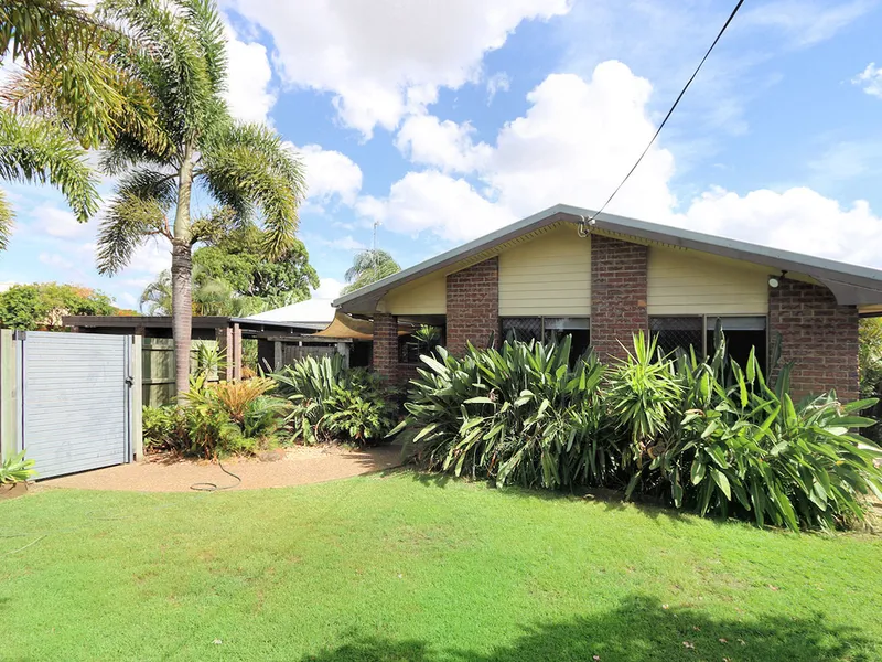 COMFY - 3 BEDROOMS - SIDE ACCESS - POOL - LARGE LIVING AREAS.