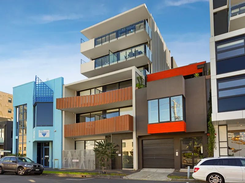 Stylish One Bedroom + Study Apartment