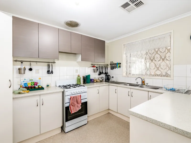 Greener pastures and scenic lake strolls are waiting for you in the heart of leafy Greenwith…