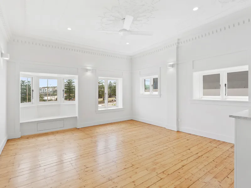 The Ultimate Bondi Beach Pad - Opposite the Beach with Breathtaking Views