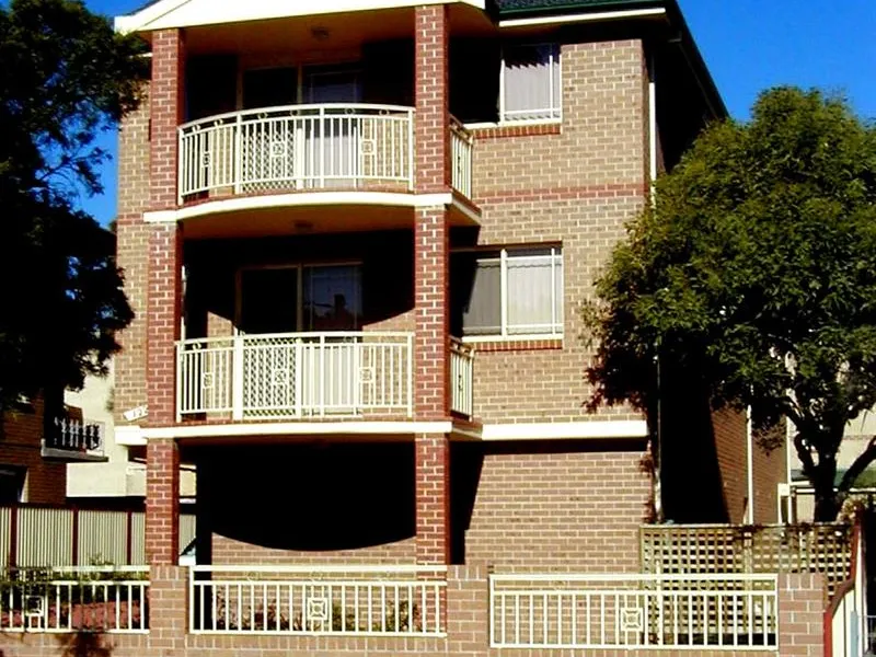 Spotless 2 bedroom apartment in small complex