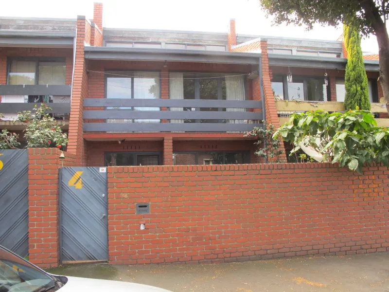 Well Maintained Townhouse (Facing Quiet Lennox St), and within a short stroll of The Village