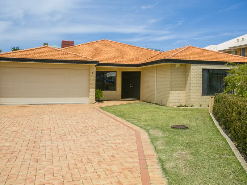 Sprawling Modern Home with Entertainers Layout and Kitchen!