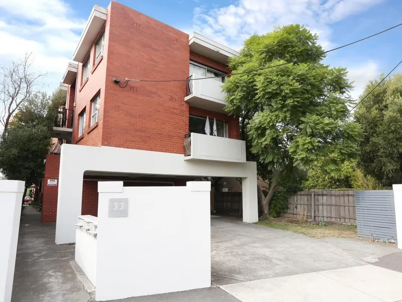 Rare SOLID BRICK Lifestyle - Walk to Brunswick & Anstey Station & Sydney Road Tram !!!