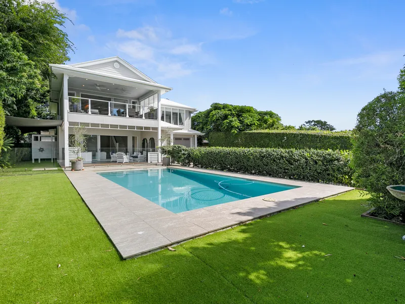 EXECUTIVE HOME WITH COMMANDING VIEWS OVER MORETON BAY