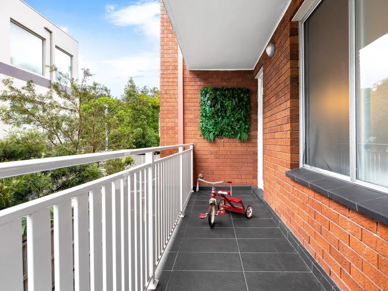 Ultra Modern, Stroll to beach