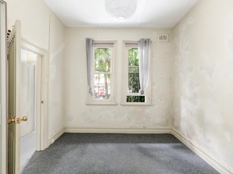 Wide unrenovated terrace on 171 sqm block