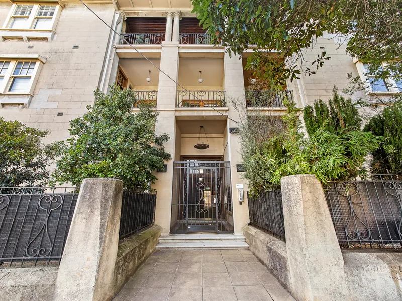 Renovated Top-Floor Privacy, Glorious Period Appeal