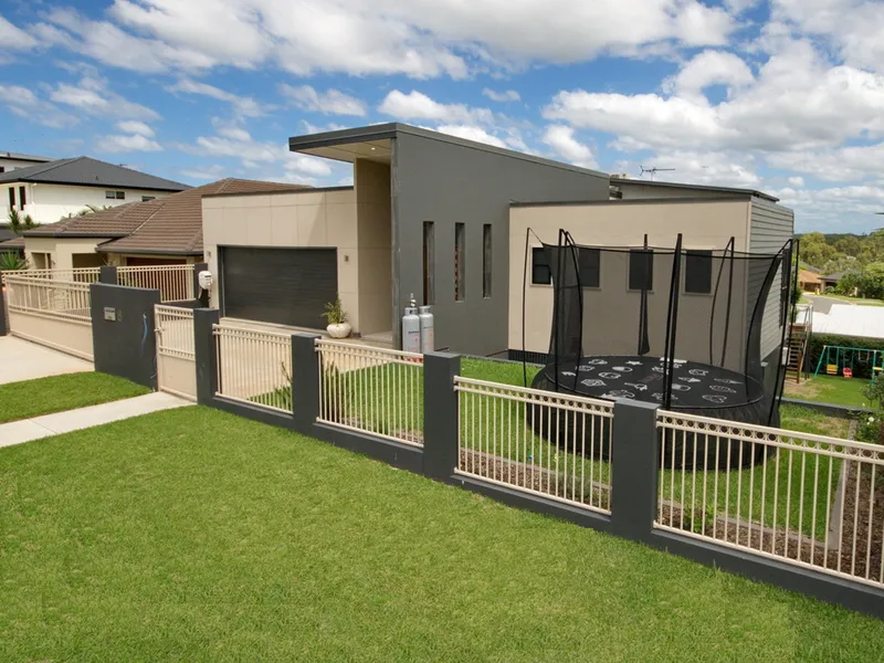 Big 5 Bedroom Family Home - High Position - Great Street