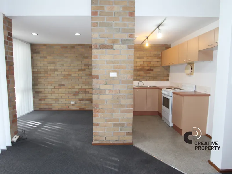 WALK TO UNI AND SHOPS !