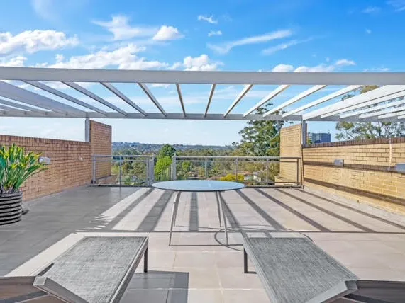 Spacious unit with Rooftop Courtyard