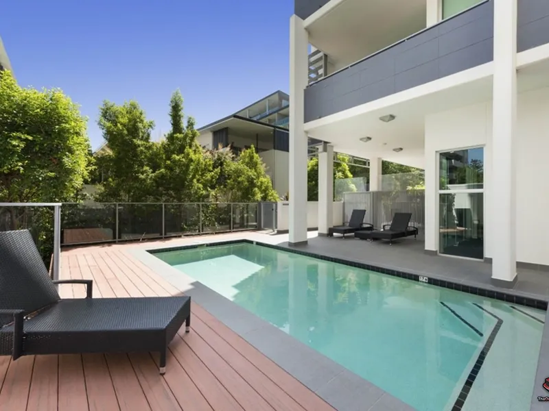 Boutique & Luxurious apartment with very large balcony