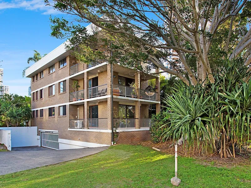 Spacious Renovated 2 Bedroom Unit in the Heart of Broadbeach