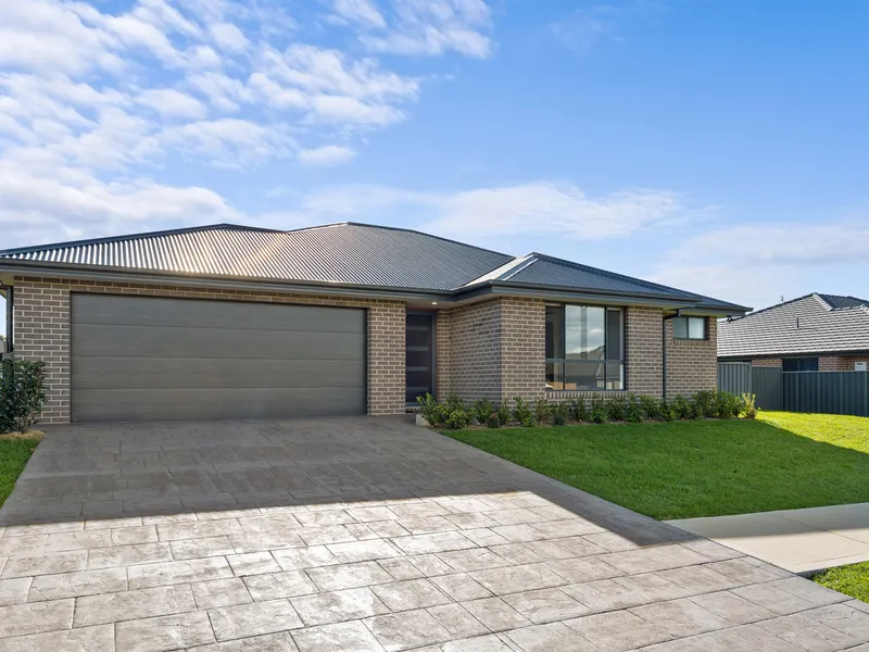 MODERN HOME WITH BUTLER'S PANTRY!