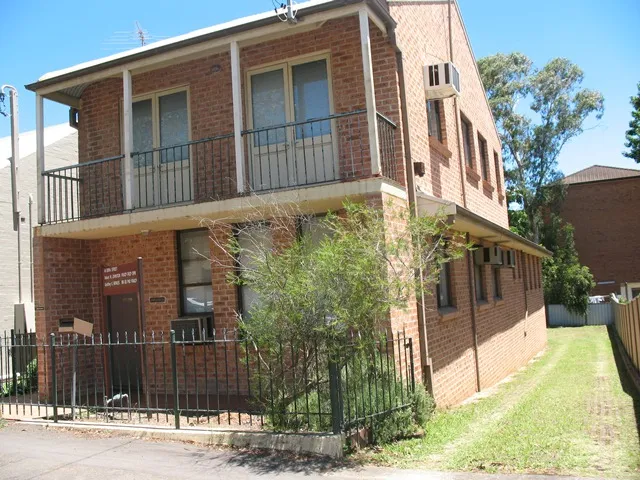 LARGE 2 STOREY HOME - DUAL LIVING - WALK TO SHOPS AND TRAINSTATION