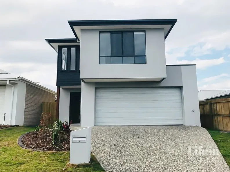 Beautiful house with 4 bedrooms and large lawn!